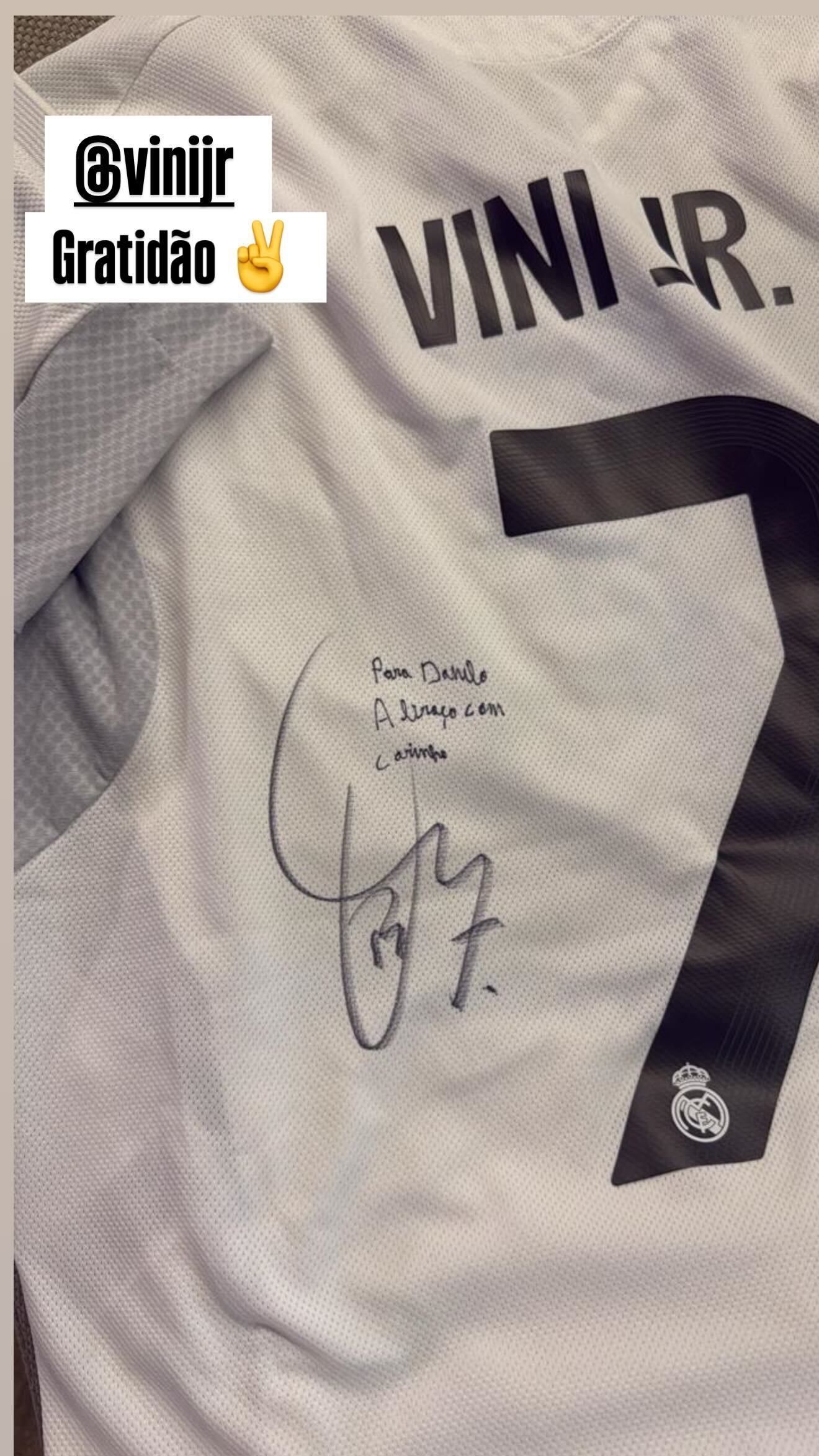 Padrasto de Virginia recebe camisa autografada por Vini Jr. • Instagram / Vini Jr.