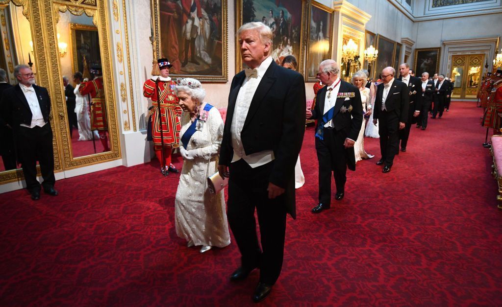 Rainha Elizabeth II, o presidente dos EUA, Donald Trump, e o então príncipe Charles chegam à Galeria Leste para um Banquete de Estado no Palácio de Buckingham, em 3 de junho de 2019, em Londres, Inglaterra