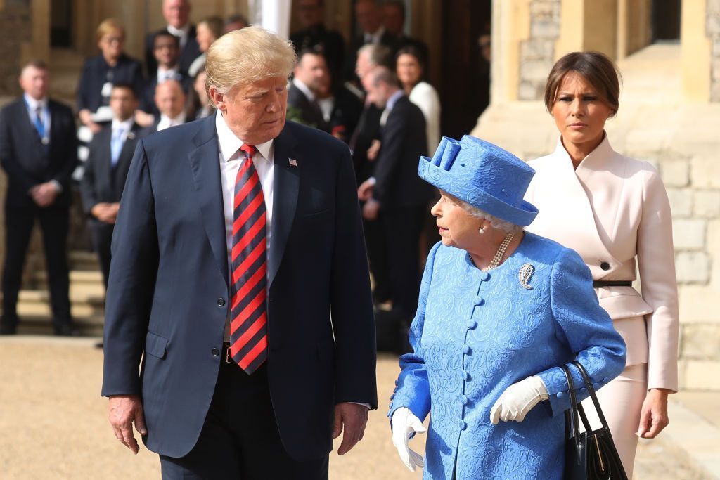 Rainha Elizabeth II, o presidente dos Estados Unidos, Donald Trump, e a primeira-dama Melania Trump saem do Quadrilátero após inspecionarem a guarda de honra no Castelo de Windsor, em 13 de julho de 2018, em Windsor, Inglaterra • Chris Jackson/Getty Images