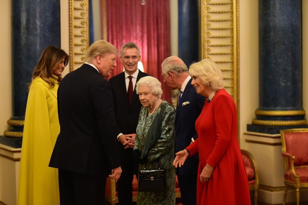 Rainha Elizabeth II conversa com o presidente dos EUA, Donald Trump, e sua esposa Melania durante uma recepção para os líderes da Otan no Palácio de Buckingham, em 3 de dezembro de 2019, em Londres, Inglaterra • Geoff Pugh - WPA Pool/Getty Images