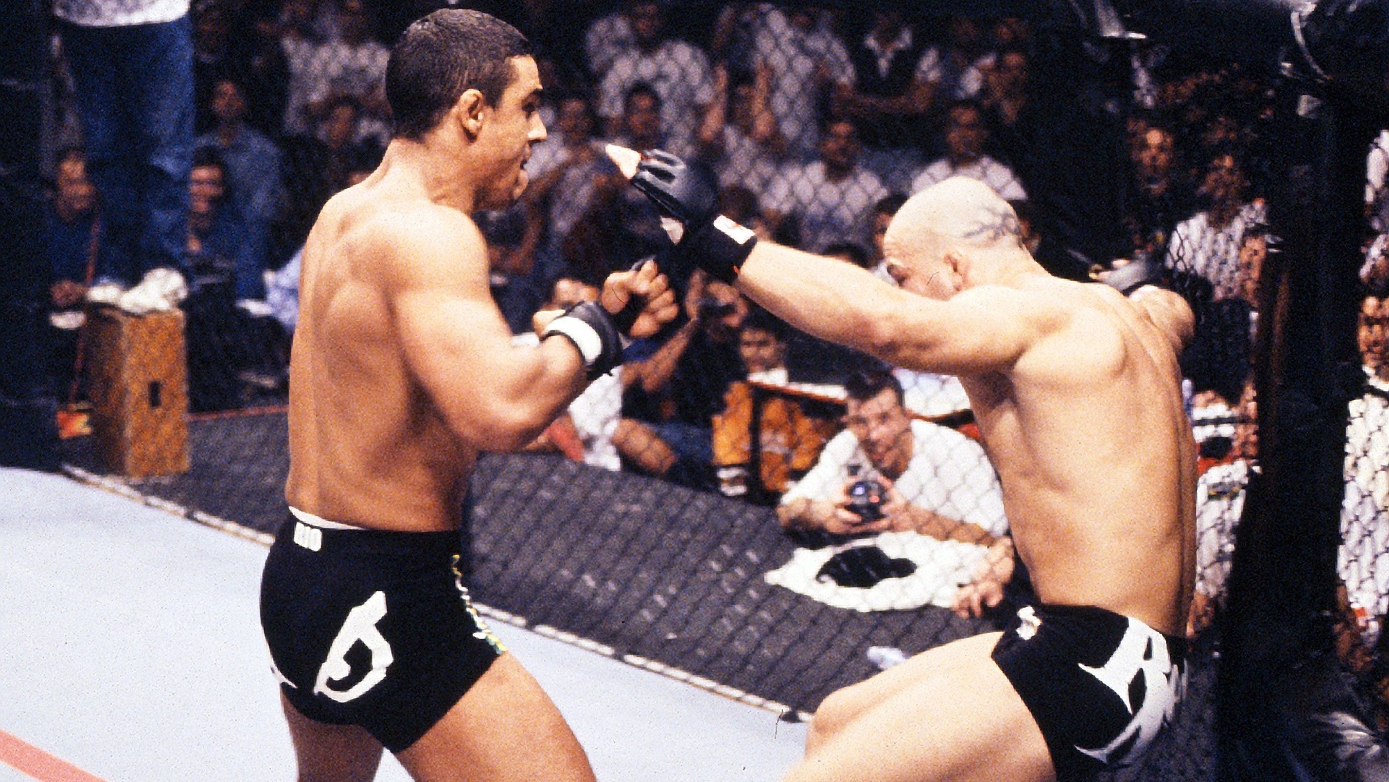 Vitor Belfort e Wanderlei Silva em luta histórica no UFC, em 1998