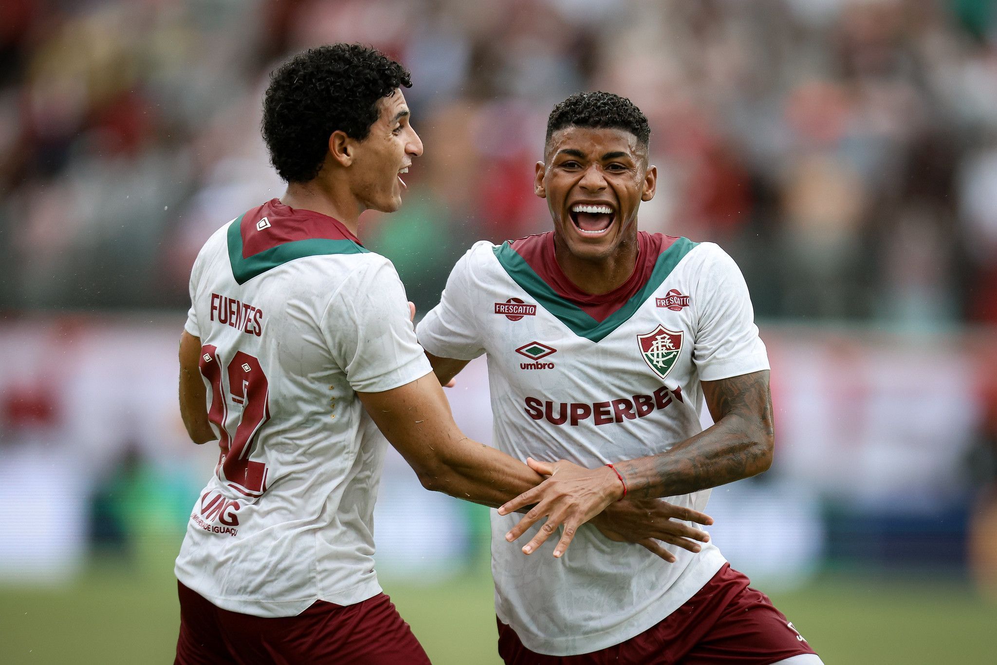 Hércules comemora seu gol em Vitória x Fluminense