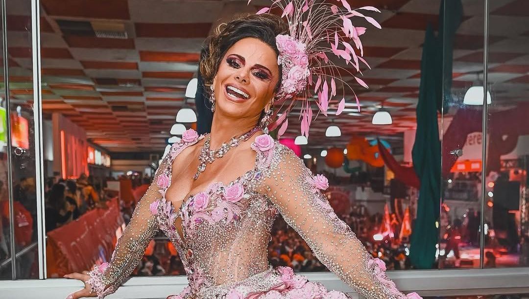 Viviane Araújo esteve presente na final de samba do Salgueiro