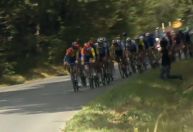 Vídeo: manifestante com bandeira da Palestina derruba ciclista na Espanha