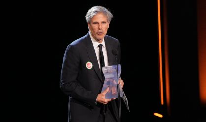 Walter Salles recebe prêmio de Melhor Filme do Ano por "Ainda Estou Aqui"