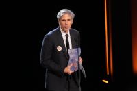 Walter Salles recebe prêmio de Melhor Filme do Ano por "Ainda Estou Aqui"