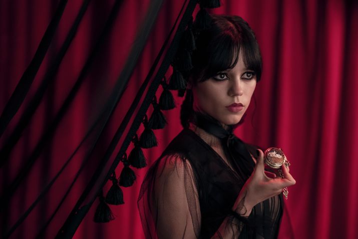 Jenna Ortega como Wandinha em "Wandinha" • Helen Sloan/Netflix