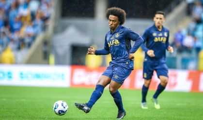 Willian em ação com a camisa do Grêmio