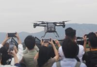 Carros voadores colidem e pegam fogo em evento na China