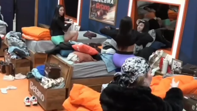 Yoná lifts her blouse and shows her breasts to Wallas in "A Fazenda" • Reproduction/Record