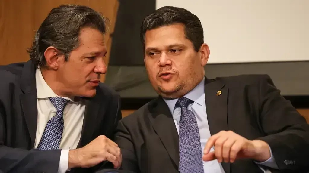 Brasília (DF), 02/04/2025 - Fernando Haddad (Fazenda), Davi Alcolumbre (Pres.Senado), durante evento em comemoração aos seus 60 Anos do Banco Central. Foto: Jose Cruz/Agência Brasil