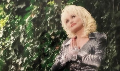Irmã de Dolly Parton pede orações por saúde da cantora