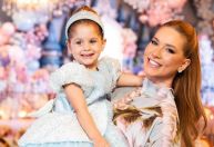 Virginia encanta web ao mostrar a filha Maria Flor sendo "blogueira"