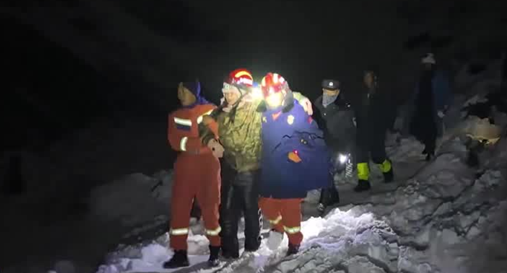 Bombeiros resgatando os alpinistas após ficarem presos em uma nevasca no Everest