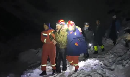 Alpinistas são resgatados após ficarem presos em nevasca no Everest