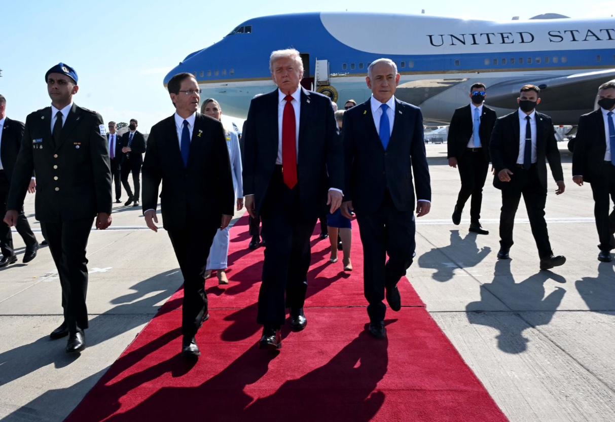 Trump desembarcando do Air Force One após pousar em Tel Aviv, junto ao primeiro-ministro de Israel, Benjamin Netanyahu e o presidente israelense, Isaac Herzog