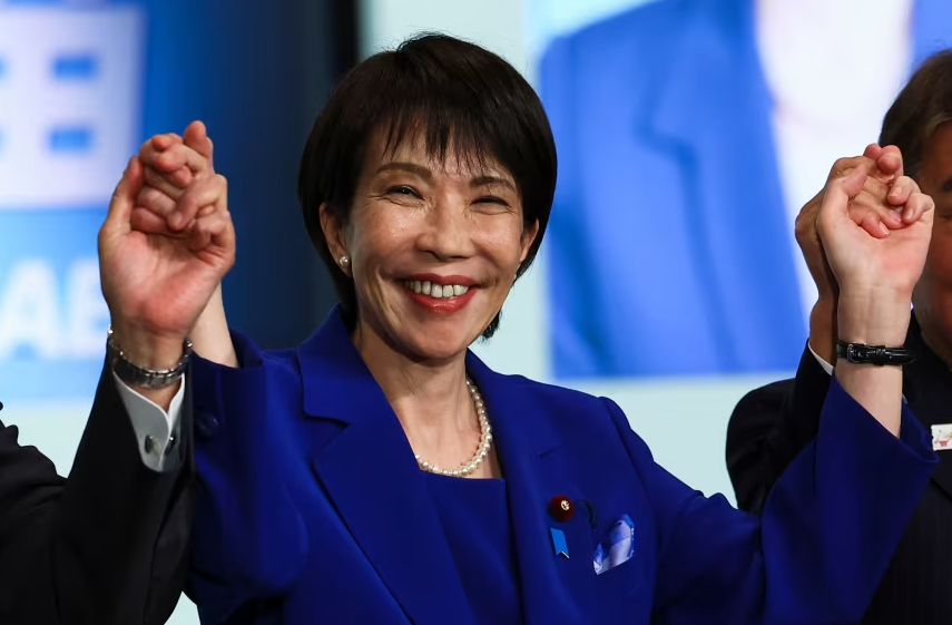 Sanae Takaichi comemorando eleição para a liderança do Partido Liberal Democrata em 4 de outubro
