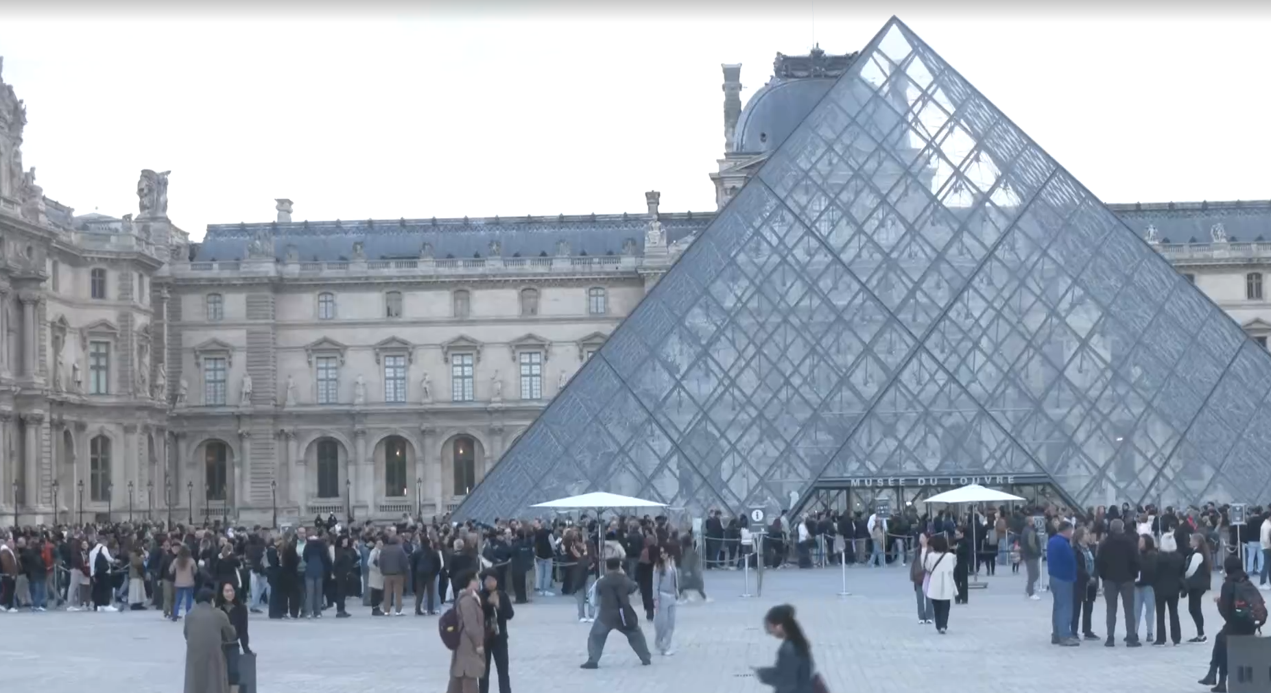 Pessoas em fila no lado de fora do Museu do Louvre, em Paris, na reabertura após o roubo das joias