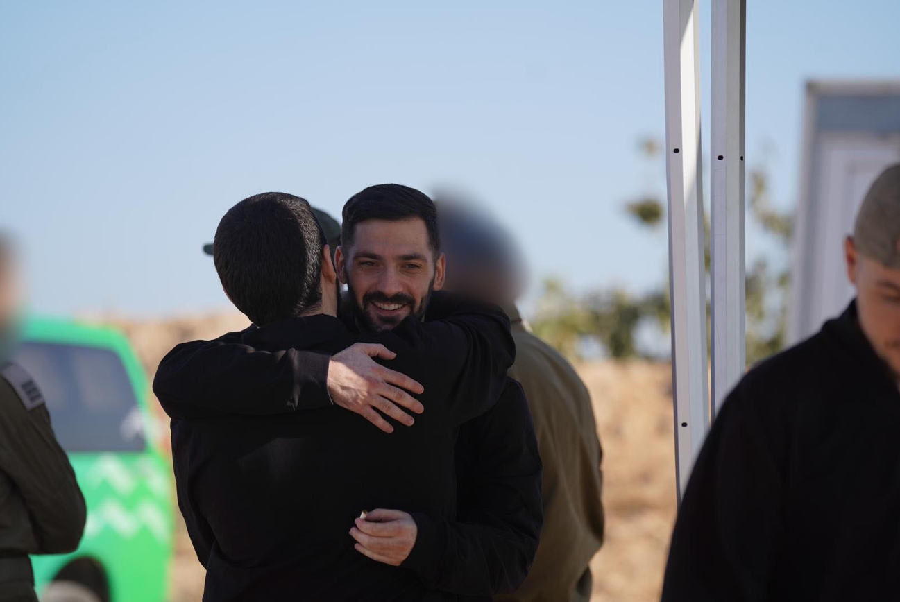 Os irmãos gêmeos Ziv Berman e Gali Berman se reencontrando após serem libertos