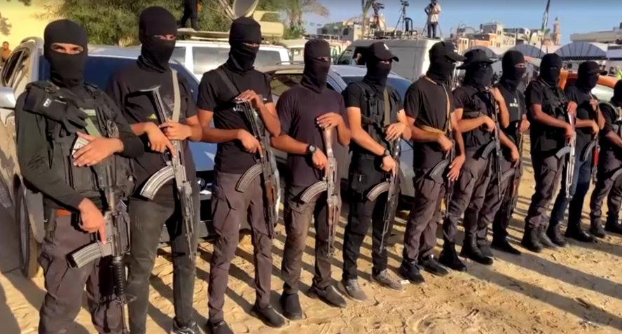Membros do Hamas durante preparativos para receber prisioneiros palestinos • Reuters