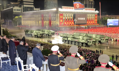 Coreia do Norte exibe novo míssil intercontinental em desfile militar