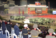 Coreia do Norte exibe novo míssil intercontinental em desfile militar