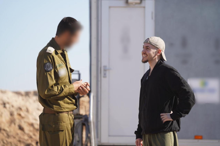 Refém israelense Eitan Mor no ponto de recepção das IDF • X / @GPOIsrael
