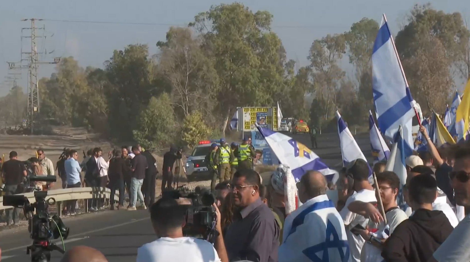Israelenses em Tel Aviv, aguardando a soltura dos reféns