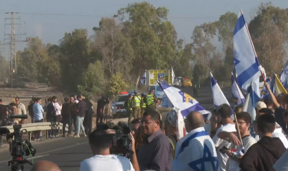 Israelenses em Tel Aviv, aguardando a soltura dos reféns