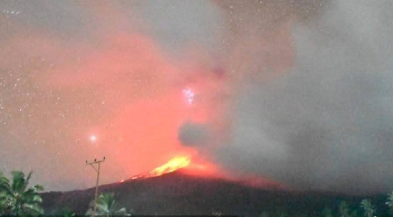 Erupção do Monte Lewotobi Laki-laki na terça-feira, 14 de outubro