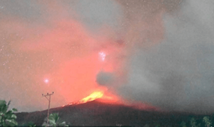 Erupção do Monte Lewotobi Laki-laki na terça-feira, 14 de outubro