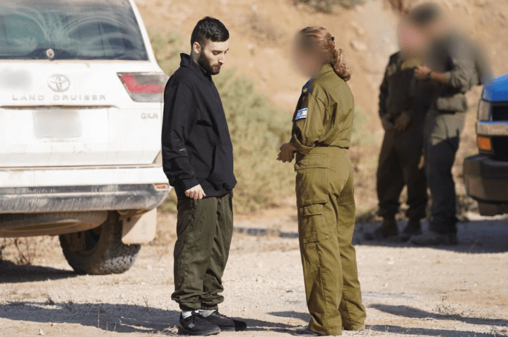 Refém israelense Matan Angrest com representantes das IDF • X /@GPOIsrael
