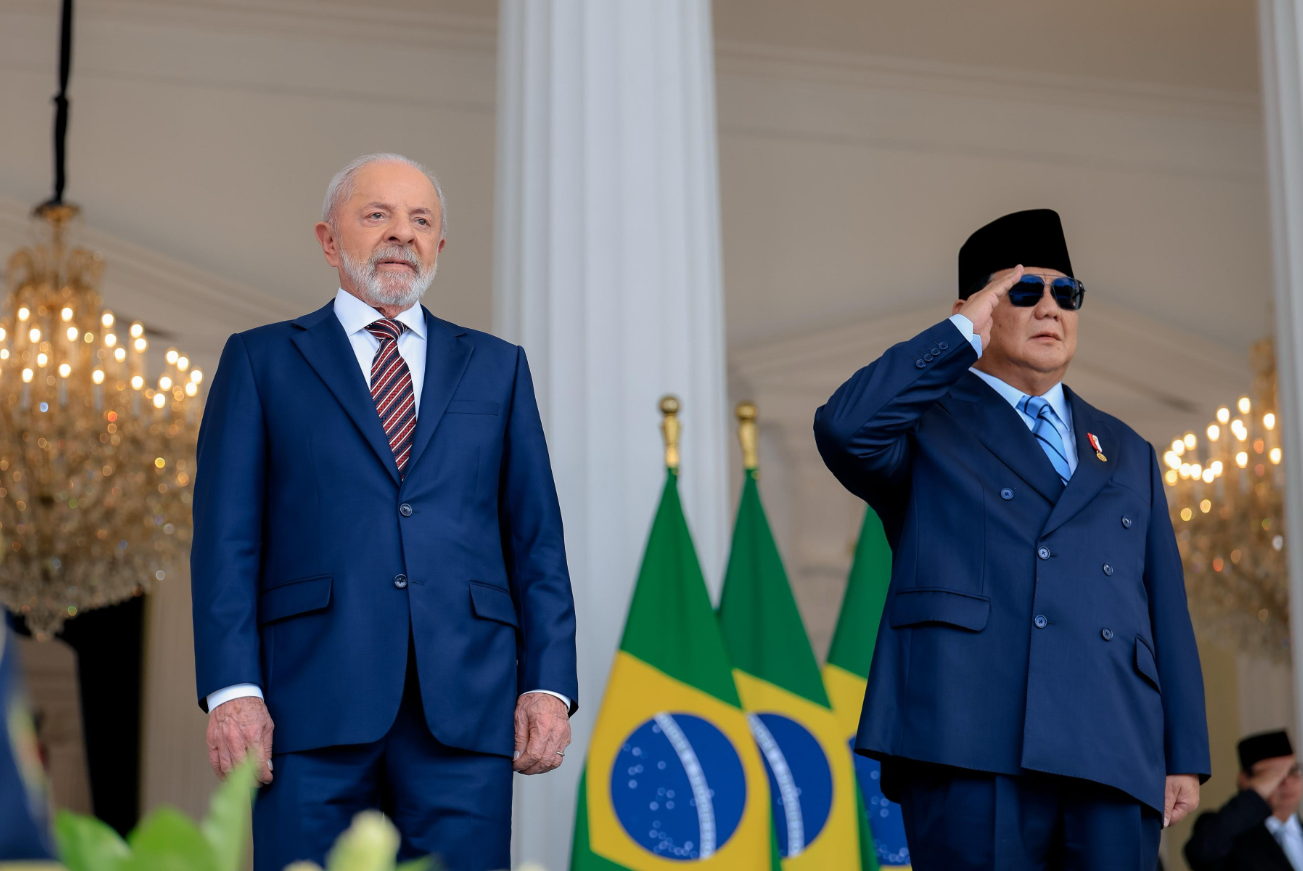 Lula e o presidente da Indonésia, Prabowo Subianto, durante cerimônia de recepção no Palácio Merdeka