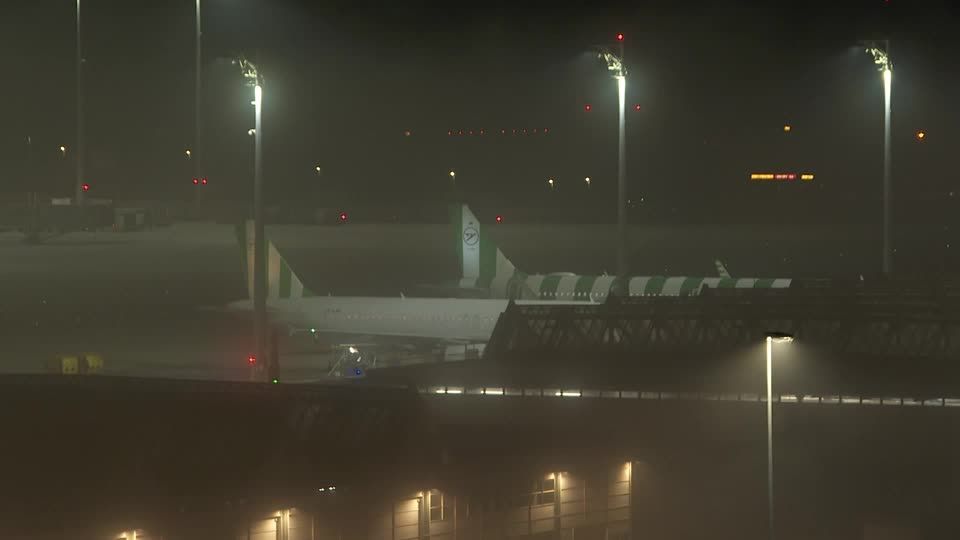 Aviões parados durante a interrupção das operações no Aeroporto de Munique