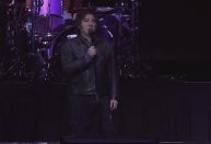 Em meio à crise, Milei canta rock e cita Bolsonaro ao lançar livro