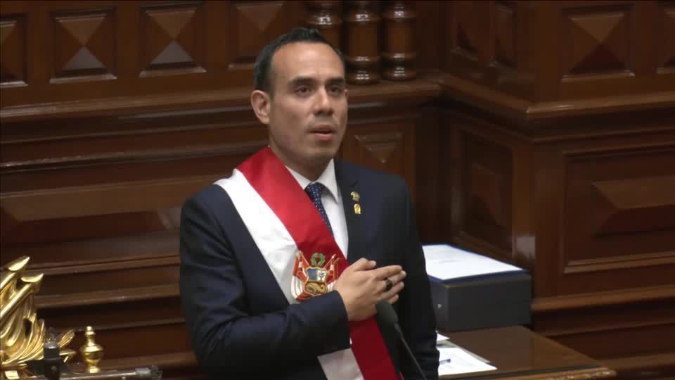 José Jeri, presidente interino do Peru, durante juramento