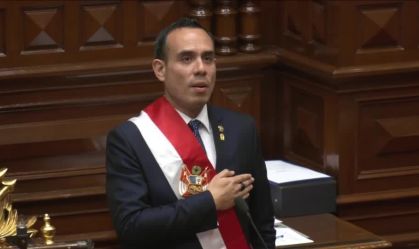 José Jeri toma posse como presidente interino do Peru