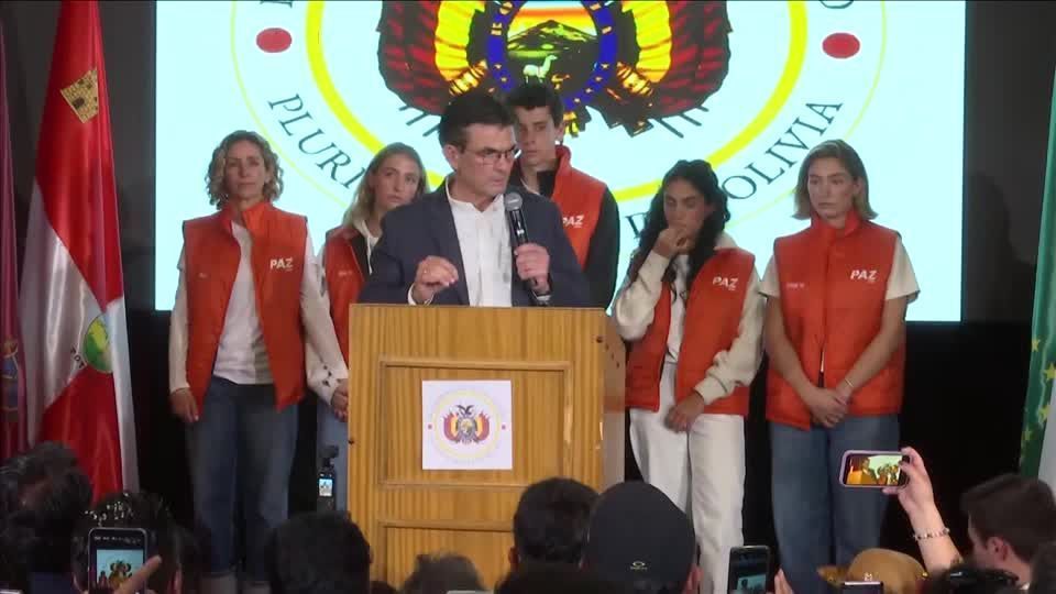 Rodrigo Paz, vencedor das eleições da Bolívia, em discurso realizado em La Paz • Reuters