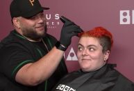 "Bugonia": fãs fazem fila para raspar a cabeça para pré-estreia do filme