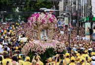 Multidão acompanha o Círio de Nazaré em Belém