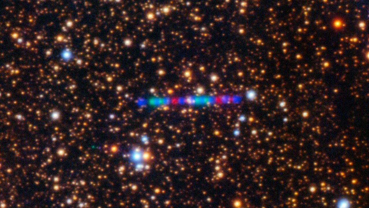 Cometa 3I/ATLAS atravessando um denso campo estelar capturada pelo Espectrógrafo Multiobjeto Gemini (GMOS-N); a imagem capturou o rastro colorido do cometa enquanto ele se move pelo Sistema Solar
