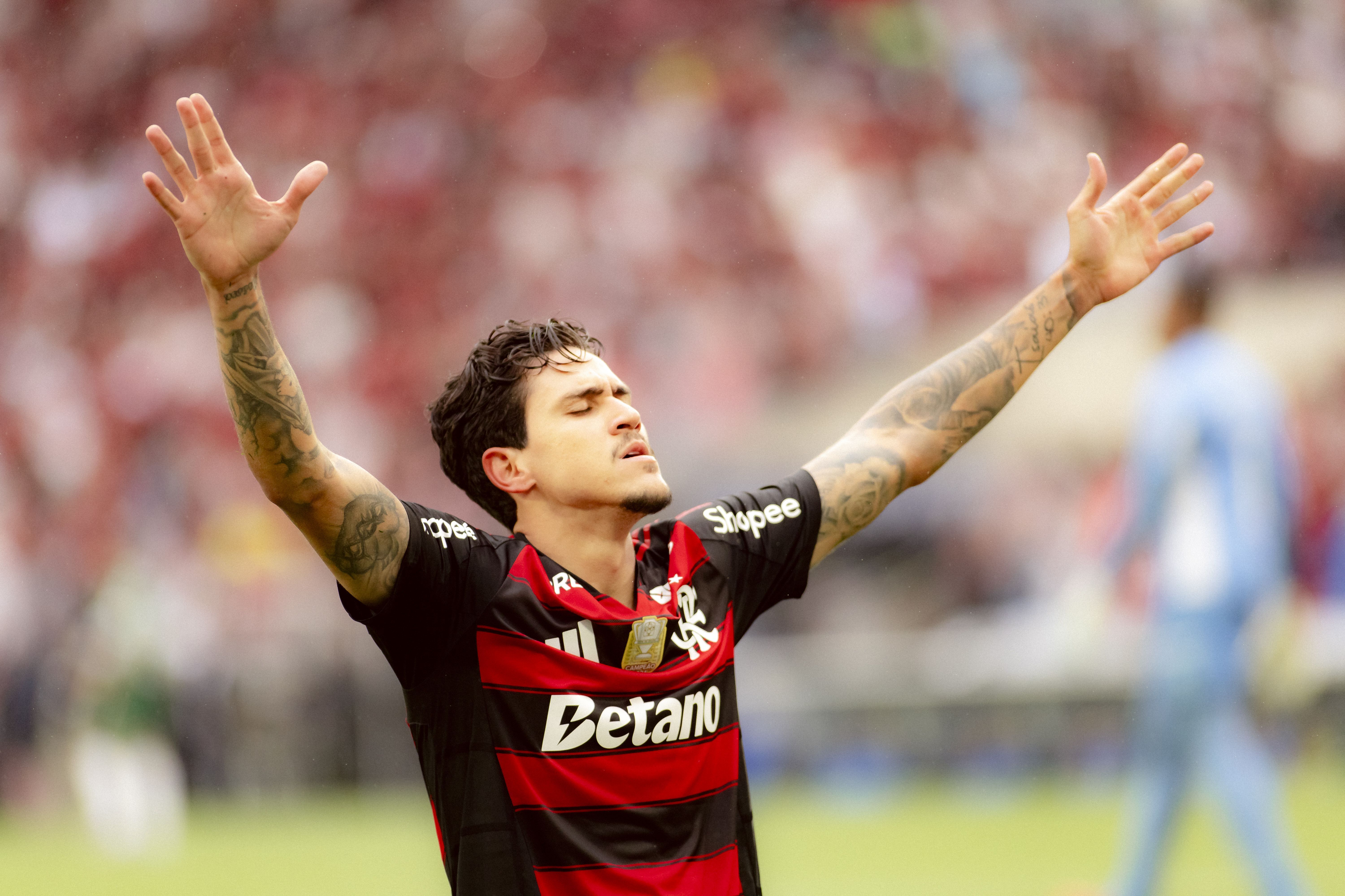 Pedro comemora o terceiro gol do Flamengo sobre o Palmeiras, após assistência de Arrascaeta