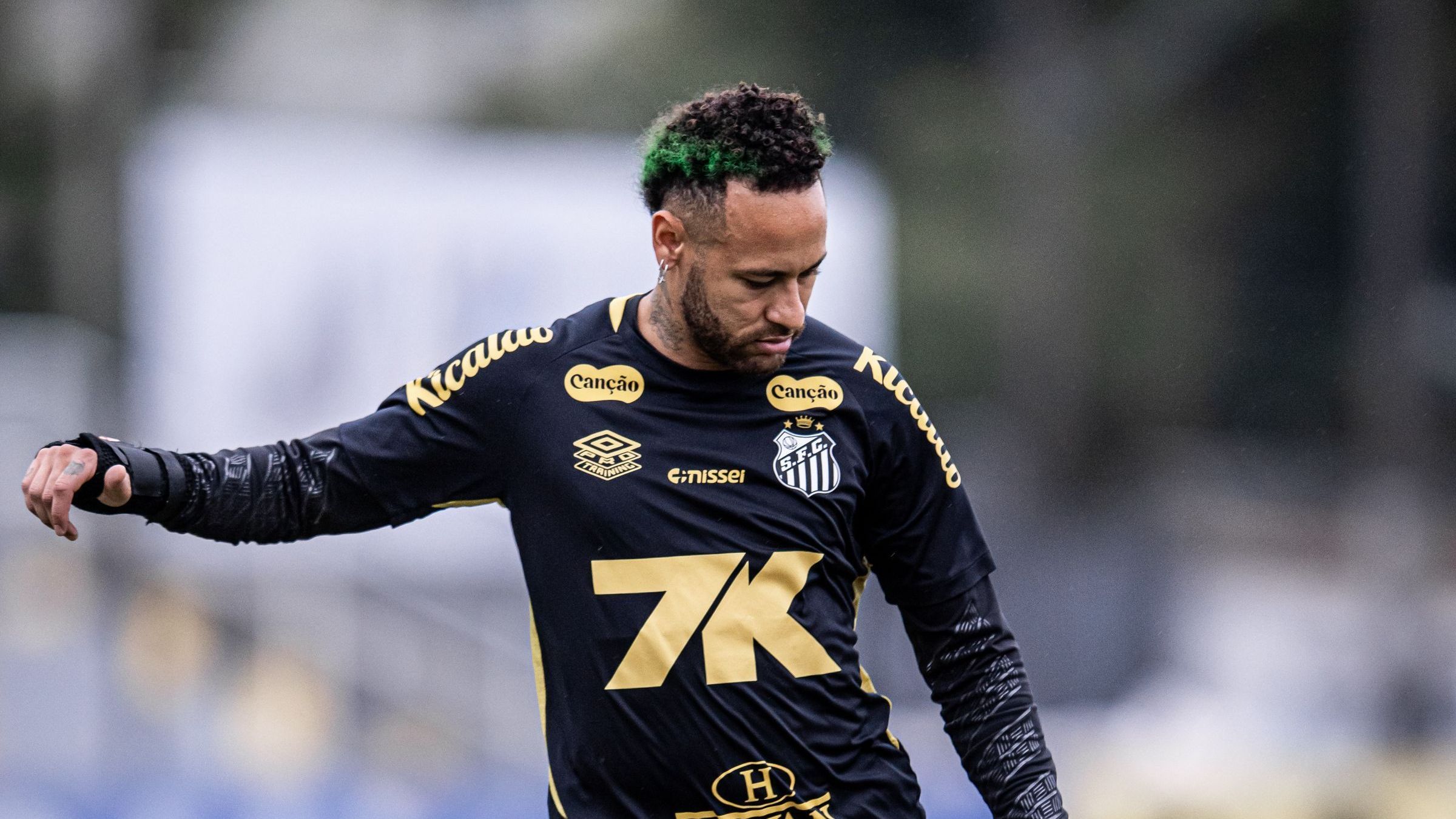 Neymar usa novo look, com mechas verdes, em treino do Santos