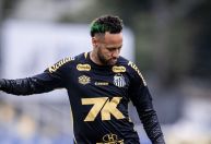 Torcida do Santos critica novo look de Neymar: "Verde?"
