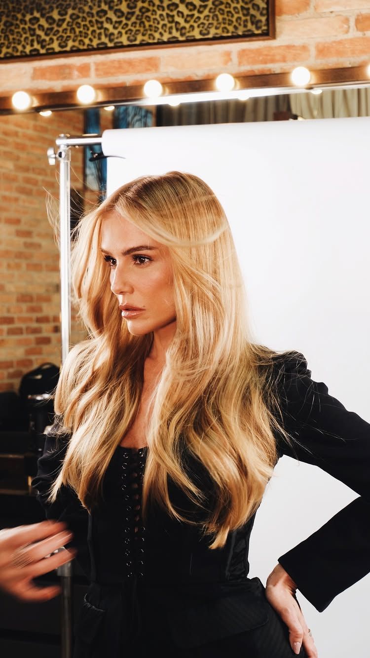 Deborah Secco fica loira e público especula produção de "Bruna Surfistinha 2" • Reprodução/Instagram