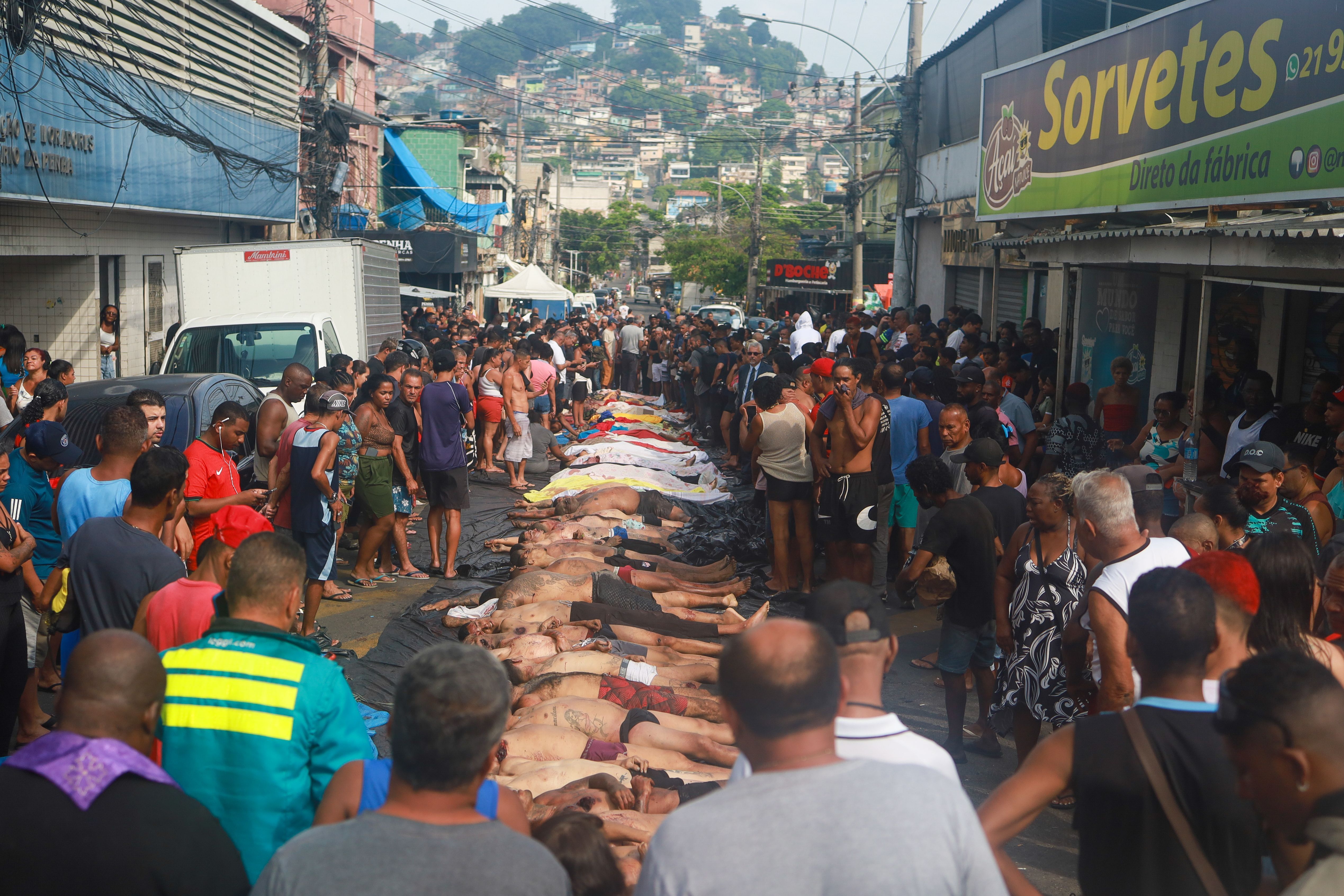 Moradores levam ao menos 50 corpos para praça após operação mais letal do Rio