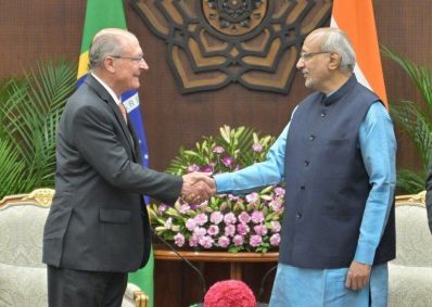 O vice-presidente brasileiro, Geraldo Alckmin, junto com o vice-presidente da Índia, Chandrapuram Ponnusami Radhakrishnan, em Nova Déhli
