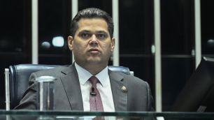 Alcolumbre reage a críticas e nega ter pautado "bomba fiscal" no Senado