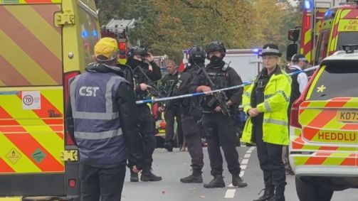 Policiais no local de ataque perto de Sinagoga na Inglaterra