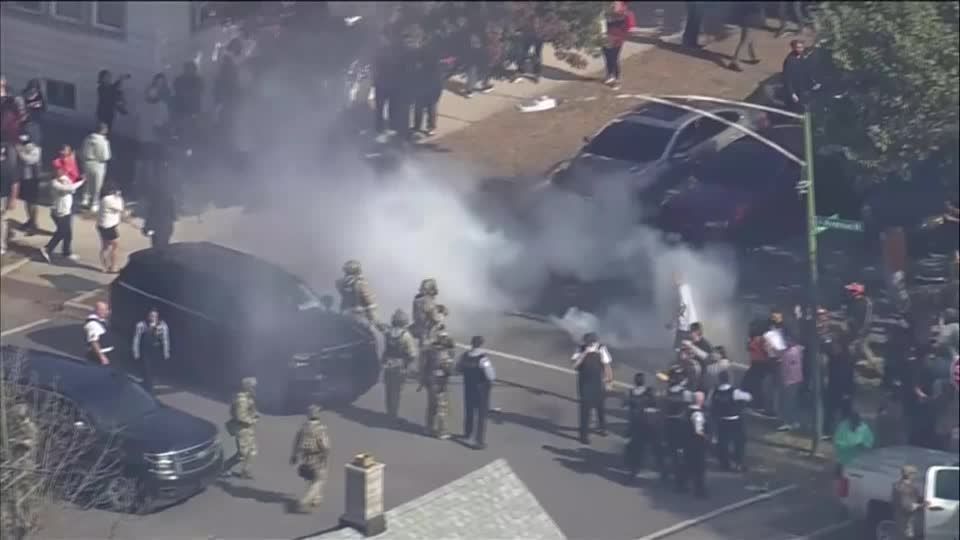 Agentes federais disparam gás lacrimogêneo após perseguição de carro em tenso impasse com multidão em Chicago, nos EUA